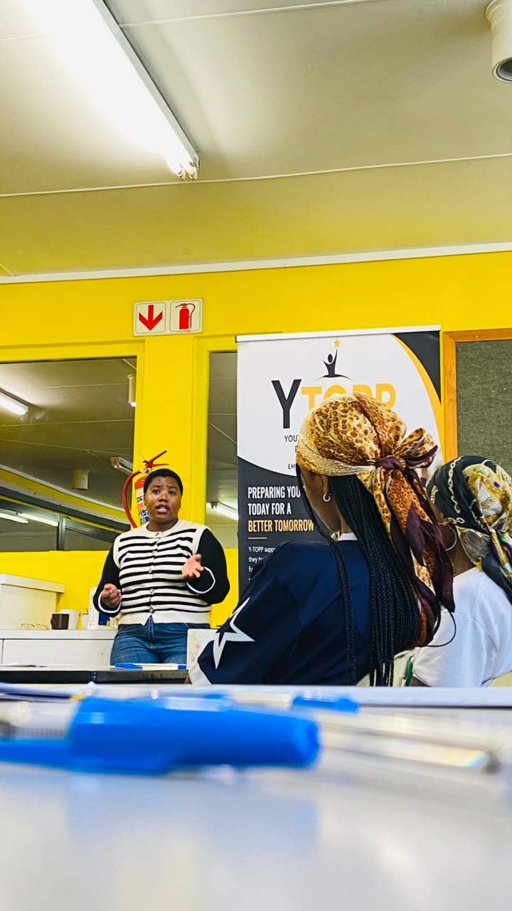 Zimi Mankayi, a biotechnician, addressing the young people about her own studies and career path.